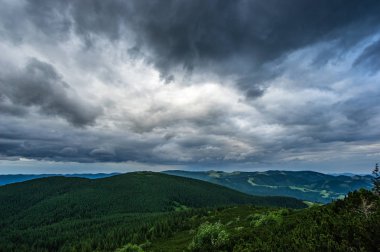 Dağlar üzerinde akşam yağmur bulutları