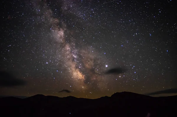 Céu estrelado à noite sobre as montanhas dos Cárpatos — Fotografia de Stock