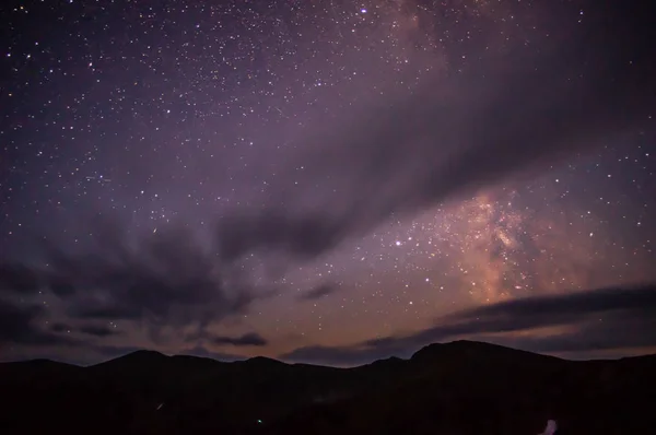 Céu estrelado à noite sobre as montanhas dos Cárpatos — Fotografia de Stock