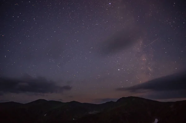 Céu estrelado à noite sobre as montanhas dos Cárpatos — Fotografia de Stock