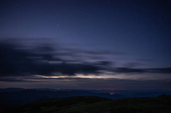 Звезды в предрассветном небе над горами — стоковое фото