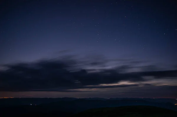 Estrelas no céu pré-alvorecer acima das montanhas — Fotografia de Stock