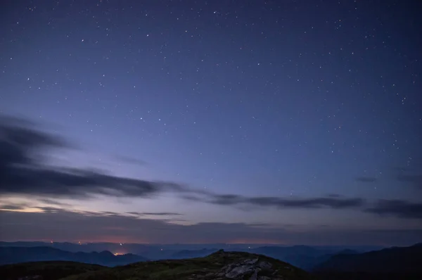 산 위의 새벽 하늘에 있는 별들 — 스톡 사진
