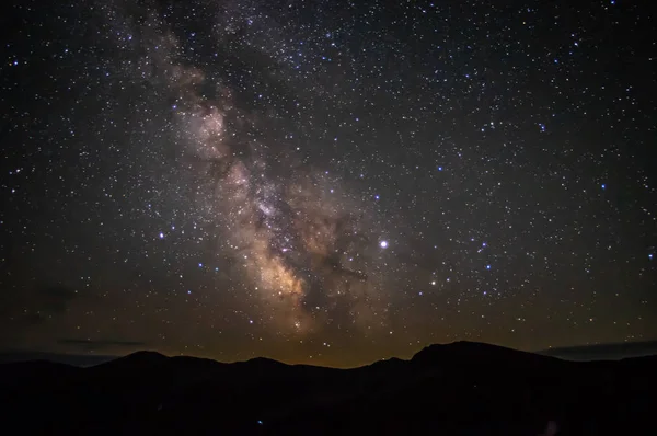 Céu estrelado à noite sobre as montanhas dos Cárpatos — Fotografia de Stock