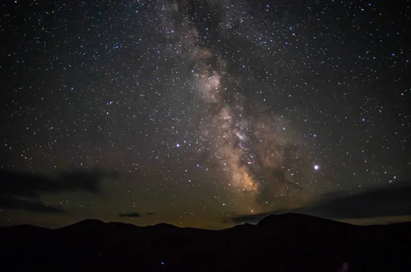 Sterrenhemel 's nachts over de bergen in de Karpaten — Stockfoto