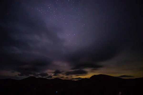 Cielo estrellado por la noche sobre las montañas en los Cárpatos —  Fotos de Stock