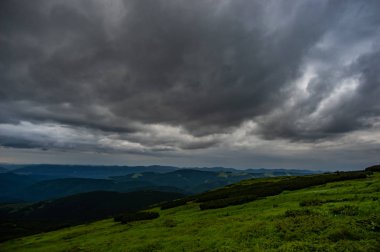 Dağlar üzerinde akşam yağmur bulutları