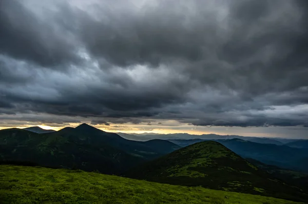 Hujan awan di malam hari di atas pegunungan — Stok Foto