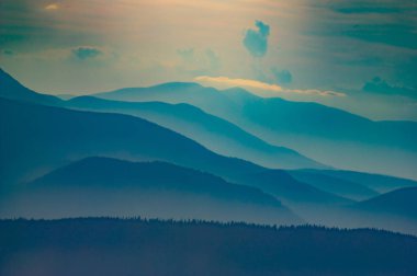 Akşam sis odunlu tepeler