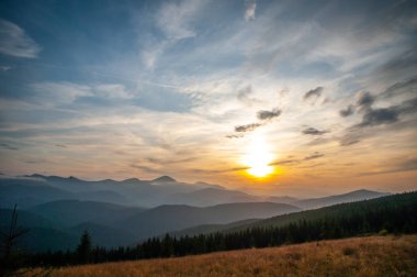 Yazın gün batımında dağlarda