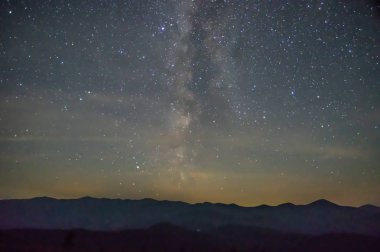 Yazın dağlarda yıldızlı gökyüzü