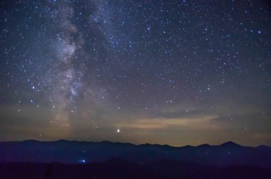 Yazın dağlarda yıldızlı gökyüzü