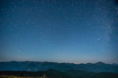 Yazın dağlarda yıldızlı gökyüzü
