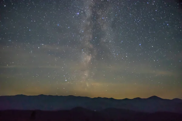 Céu estrelado nas montanhas no verão — Fotografia de Stock