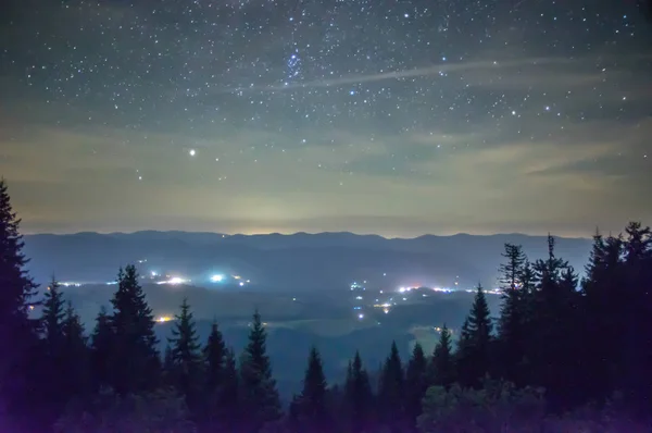 Céu estrelado nas montanhas no verão — Fotografia de Stock