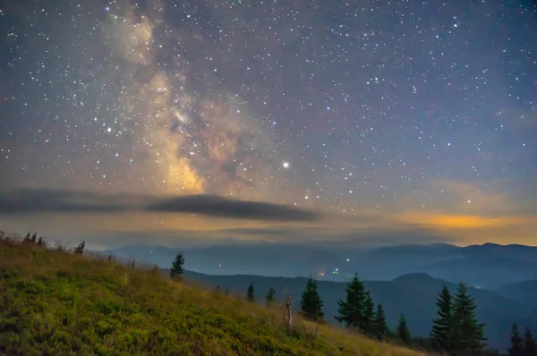 Cielo estrellado en las montañas en verano — Foto de Stock