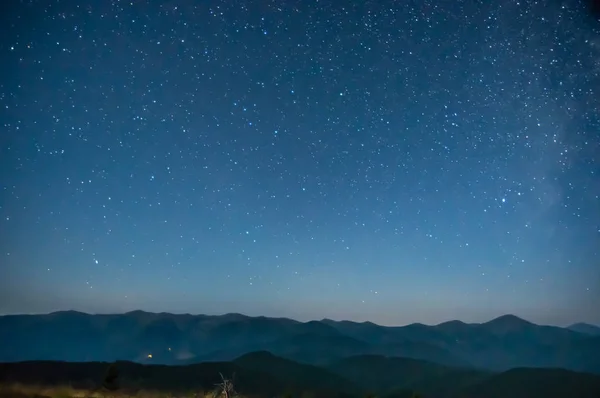 Céu estrelado nas montanhas no verão — Fotografia de Stock