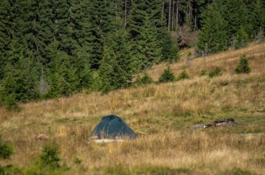 Dağlarda çayırda çadır