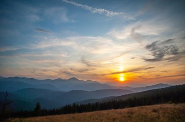 Yazın gün batımında dağlarda