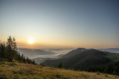 Puslu yaz sabahı dağlarda