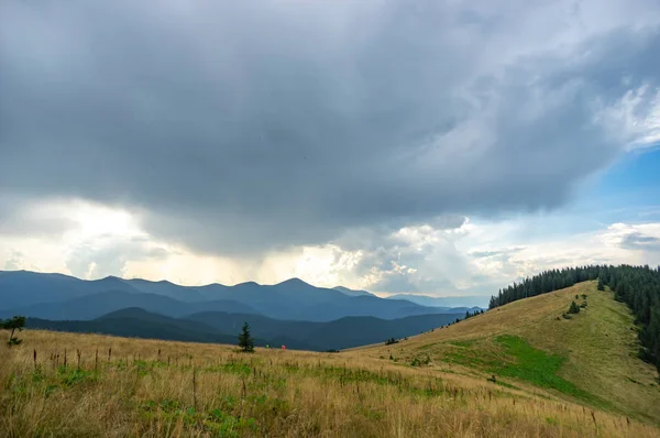 Gewitterwolke über den Bergen — Stockfoto