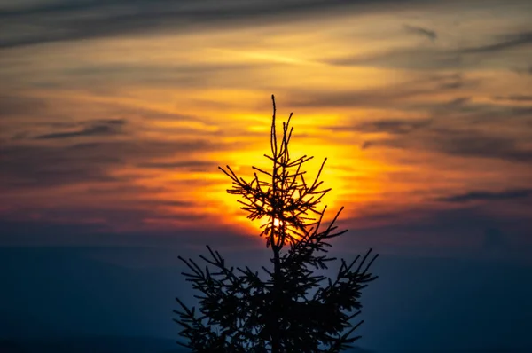 O céu ao amanhecer nas montanhas — Fotografia de Stock