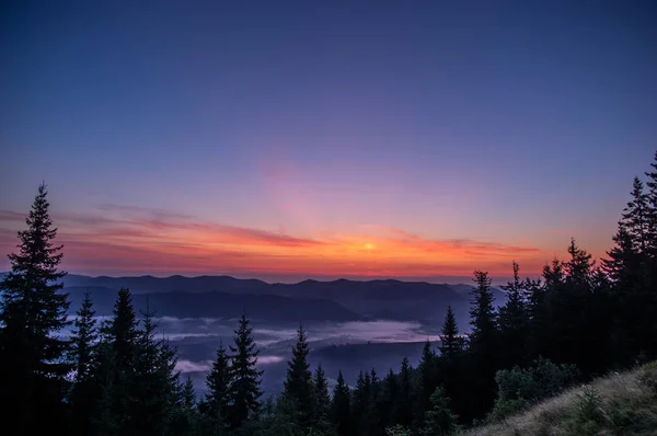 黎明时分在山上的天空 — 图库照片
