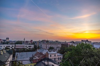 Şehrin çatılarında gün doğumu