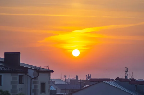 Salida del sol sobre los tejados de la ciudad —  Fotos de Stock