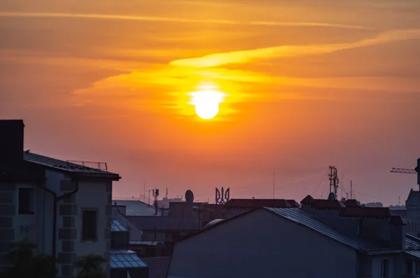 Wschód słońca nad dachami miasta — Zdjęcie stockowe