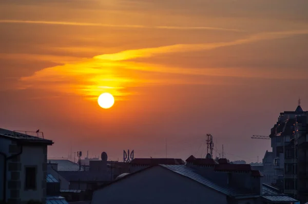 Salida del sol sobre los tejados de la ciudad —  Fotos de Stock