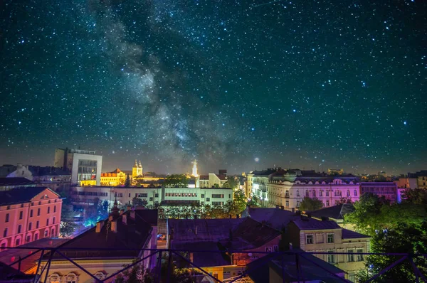 Via lattea sopra la città — Foto Stock