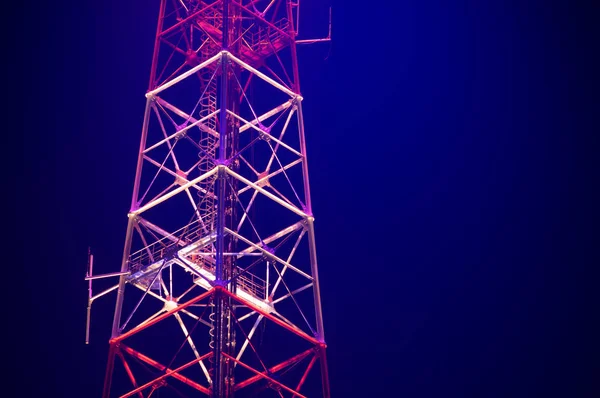 Torre dell'antenna di notte in città — Foto Stock