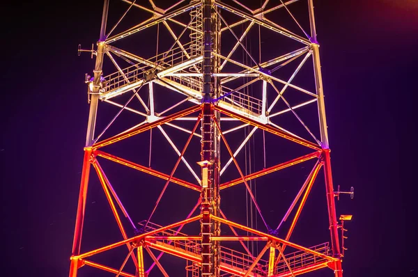 Torre dell'antenna di notte in città — Foto Stock