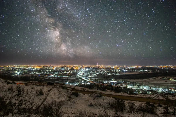 Ciudad por la noche contra el fondo del cielo estrellado — Foto de Stock