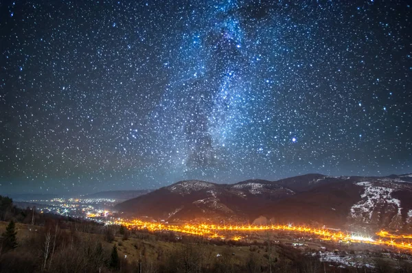 Città di notte sullo sfondo del cielo stellato — Foto Stock