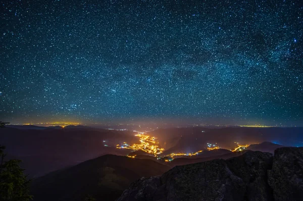 Città di notte sullo sfondo del cielo stellato — Foto Stock