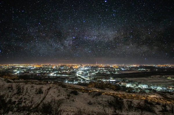 Ciudad por la noche contra el fondo del cielo estrellado — Foto de Stock