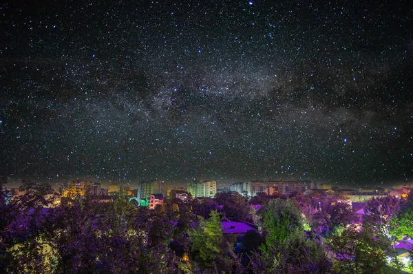 夜晚在星空背景下的城市 — 图库照片