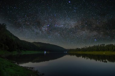 Yıldızlı gökyüzünün arka planına karşı geceleri nehir