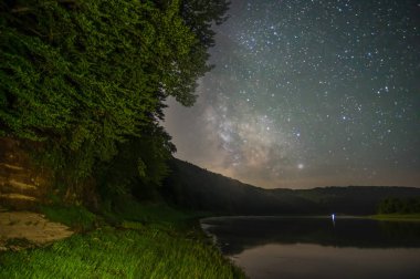 Yıldızlı gökyüzünün arka planına karşı geceleri nehir