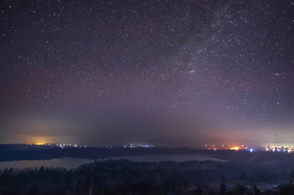 Ciudad nocturna en el fondo del cielo estrellado — Foto de Stock