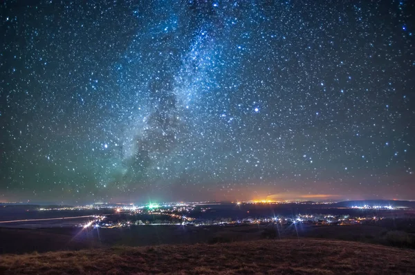 Nachtstadt auf dem Hintergrund des Sternenhimmels — Stockfoto