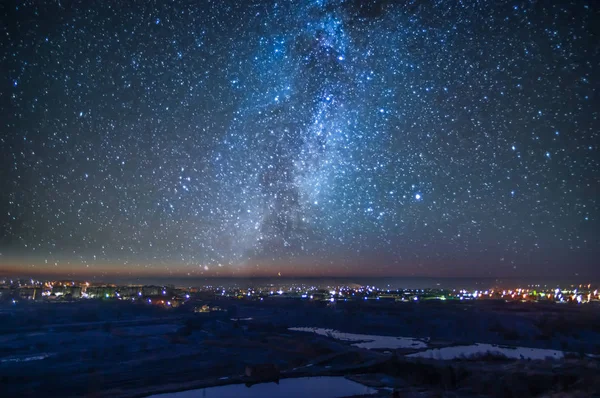 Ciudad nocturna en el fondo del cielo estrellado — Foto de Stock