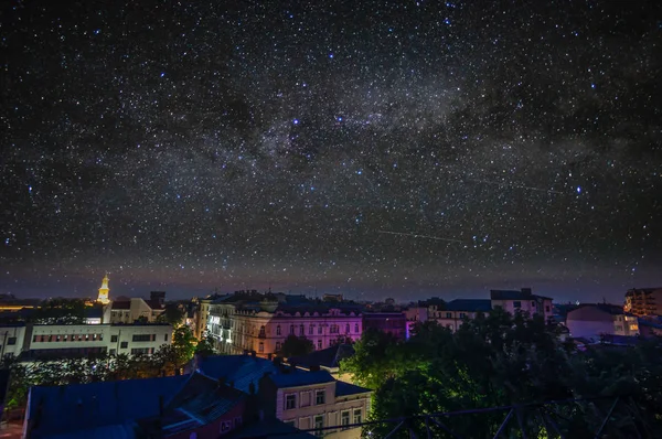 Città di notte sullo sfondo del cielo stellato — Foto Stock