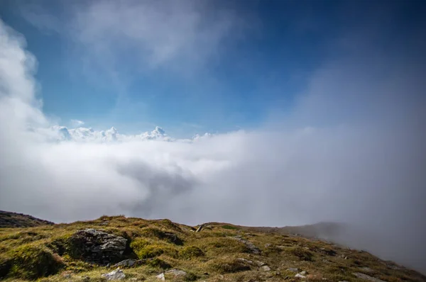 Montañas en un día de verano en la niebla —  Fotos de Stock