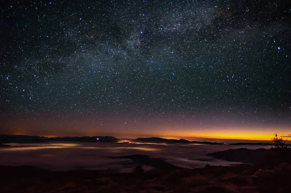 Estrellas en el cielo y la niebla antes del amanecer — Foto de Stock