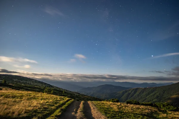 Noche de luna en las montañas de los Cárpatos — Foto de Stock