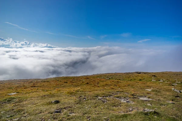 Bergen bedekt met mist in de herfst dag — Stockfoto