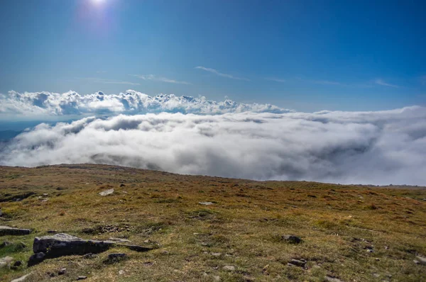 Az őszi napszakban köd borítja a hegyek — Stock Fotó